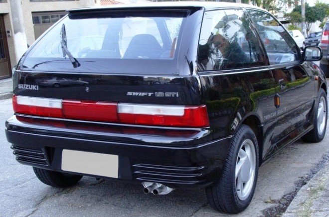 Swift GTI - O Suzuki Swift foi vendido pela primeira vez no Brasil de 1991 a 1995. Era a terceira geração do modelo, equipada com motores 1.0 de três cilindros e 1.3 de quatro cilindros este na esportiva versão GTI, de 100 cv, potência quase compatível ao 2.0 do Kadett e Escort, os hatches nacionais de mais alto desempenho da época |