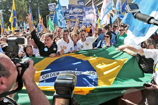 Candidato caminhou ao lado de Beto Richa e Alvaro Dias |