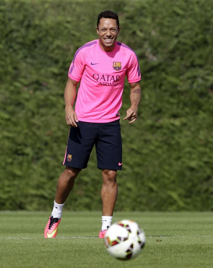 Recuperado de uma alteração nos batimentos cardíacos, Adriano está liberado para voltar a jogar pelo Barcelona | EFE