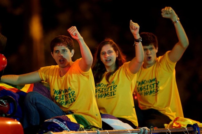 Filhos de Eduardo Campos acompanham o traslado do corpo pelas ruas de Recife |