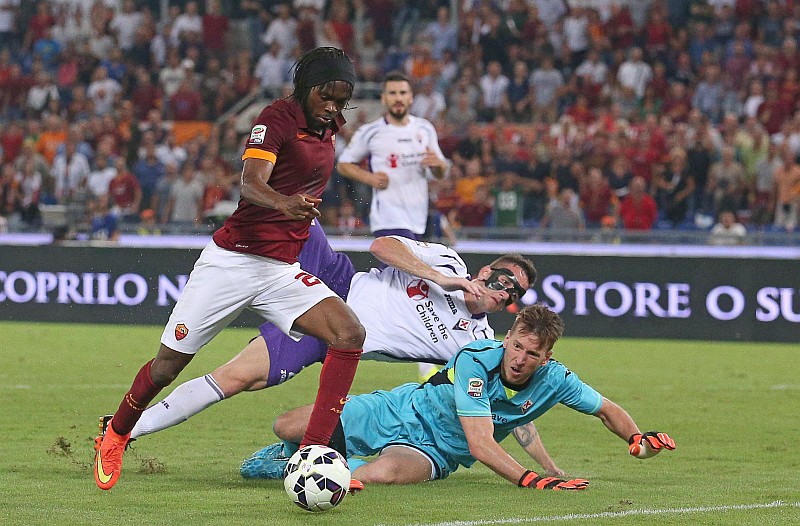Gervinho passa por Neto para marcar pela Roma contra a Fiorentina | Alessandro Di Meo / EFE