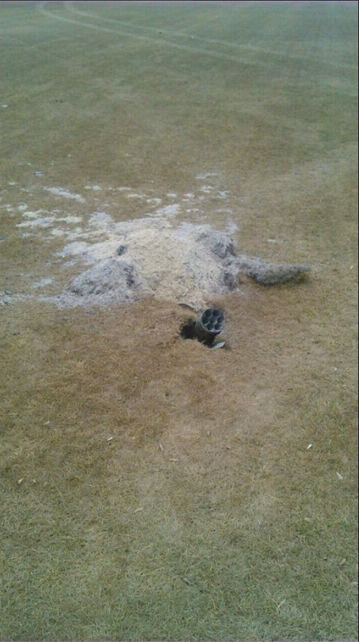 Imagem que seria de uma bomba lançada no gramado do CT do Shakhtar Donetsk, na Ucrânia | Reprodução Facebook Sergei Palkin