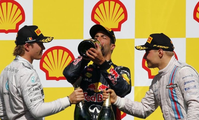 No pódio, o australiano Daniel Ricciardo (Red Bull) em primeiro (centro), o alemão Nico Rosberg (Mercedes) em segundo e o finlandês Valtteri Bottas (Williams) em terceiro | 