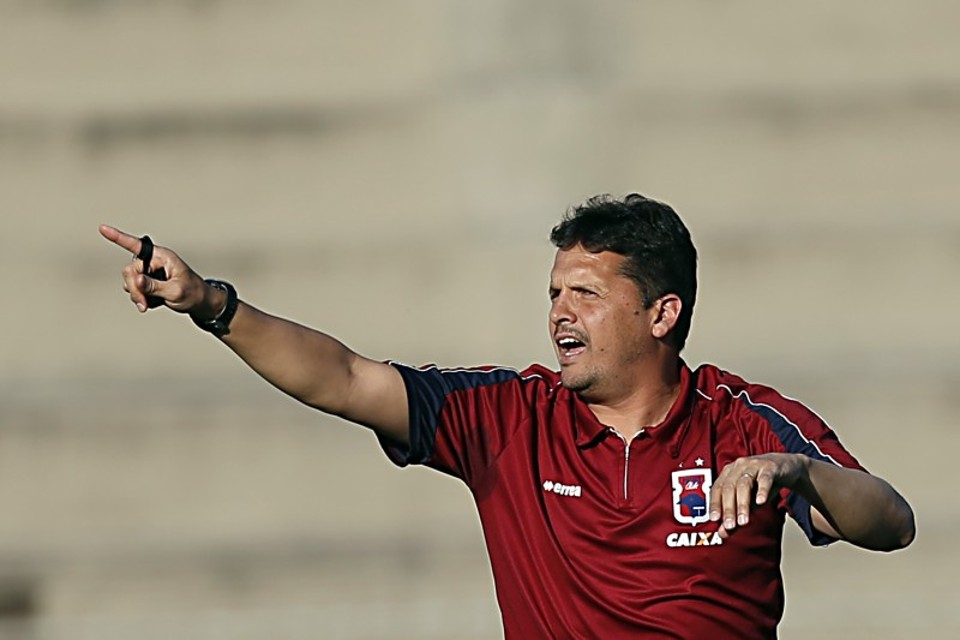 Técnico Claudinei Oliveira prega cautela em projeções de acesso | Albari Rosa / Gazeta do Povo