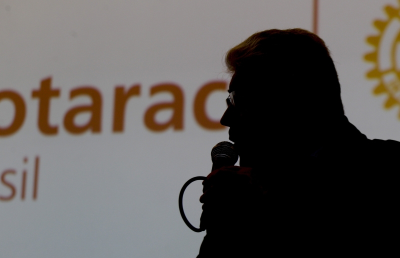 Roberto Requião participou de evento da ala jovem do Rotary na PUCPR e disse que vai admitir as cobranças de pedágio | Daniel Castellano/ Gazeta do Povo