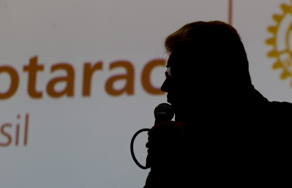 Roberto Requião participou de evento da ala jovem do Rotary na PUCPR e disse que vai admitir as cobranças de pedágio | Daniel Castellano/ Gazeta do Povo