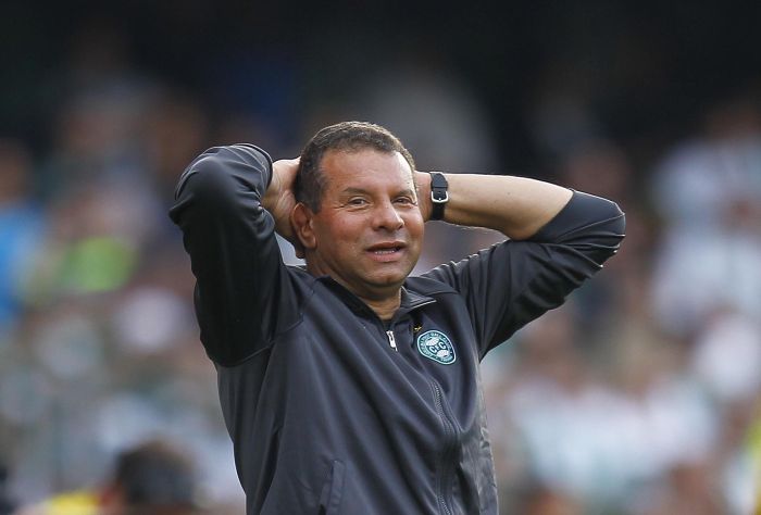 Roth leva as mãos à cabeça após erro de finalização do Coritiba em partida contra o Flamengo | Jonathan Campos/Gazeta do Povo