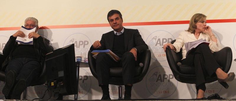 Roberto Requião (PMDB), Beto Richa (PSDB) e Gleisi Hoffmann (PT) durante debate sobre educação na APP: setor espera mais propostas dos candidatos | Jonathan Campos/ Gazeta do Povo