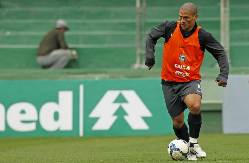 Sem atacantes no time titular do Coritiba, Alex terá a missão de balançar as redes contra o Fluminense | Antônio More / Gazeta do Povo