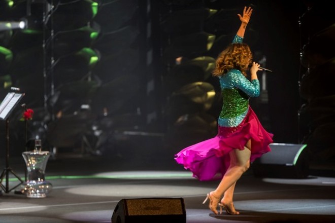 Cantando e dançando, Maria Rita levantou o público em Curitiba |