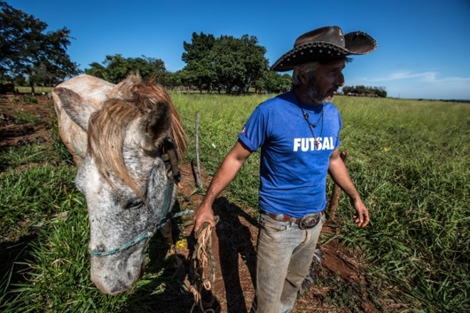 Pedro Rodrigues da Silva (43), ao lado do Mustang, vai abandonar a luta por um pedaço de terra em Marilândia do Sul para viver depois de 14 anos no movimento sem-terra. Cansou de esperar por uma oportunidade de mudar de vida |