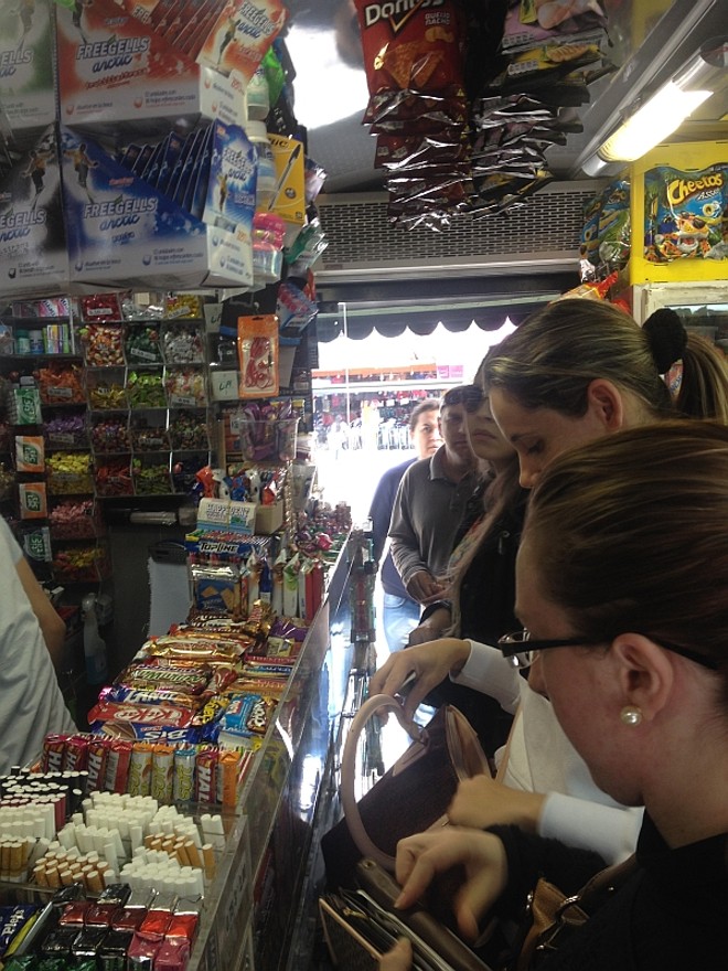 Bancas agora vendem revistas, jornais, doces, créditos de celular e outros itens, além de passagens para os ônibus da capital paranaense |