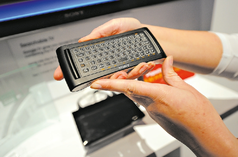 Em uma aula da Apple, o controle remoto com três botões da TV da empresa é comparado ao da Google TV, que possui 78 botões | Kevork Djansezian/getty images