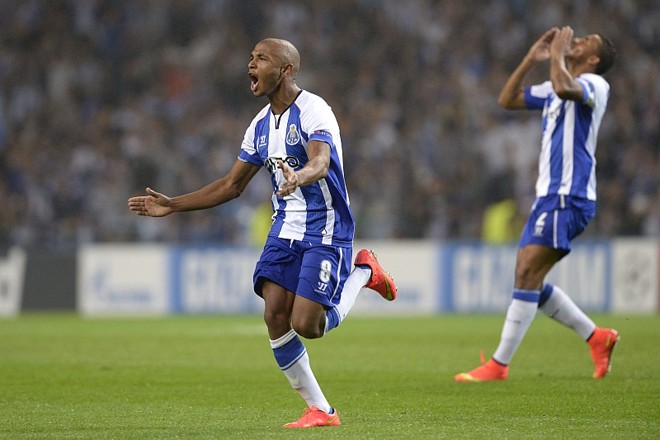Brahimi comemora seu gol sobre o Lille: Porto saberá na sexta-feira quem enfrenta na Fase de Grupos da Liga dos Campeões | Fernando Veludo / EFE