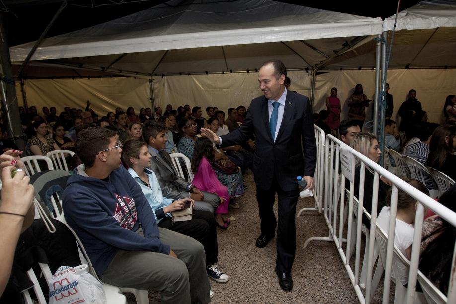 O candidato à Presidência, Pastor Everaldo (PSC), cumprimentou fieis durante um culto promovido pela ONG Anjos em Curitiba | André Rodrigues / Agência de Notícias Gazeta do Povo