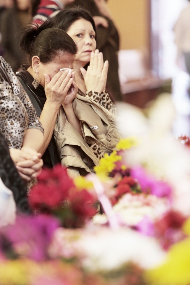 Fiel chora durante uma das novenas da tarde na última quarta-feira |