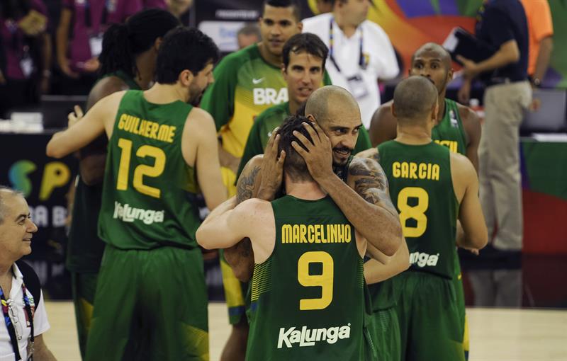 Os jogadores do Brasil comemoram a vitória sobre a França na estreia da Copa do Mundo de Basquete, em Granada | EFE/Miguel Ángel Molina
