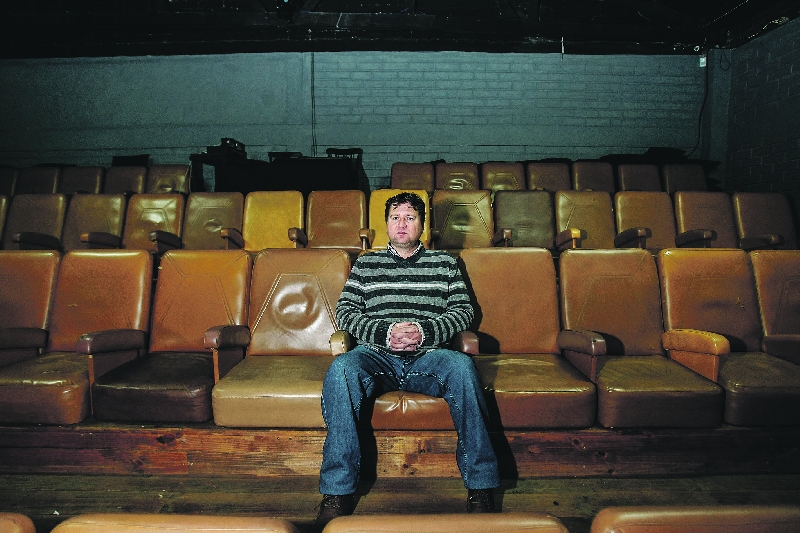 E agora? Fundador do Centro Cultural Boqueirão, Márcio Roberto Gonçalves tem conversado com autoridades e empresas para dar continuidade aos projetos artísticos no local | André Rodrigues/ Gazeta do Povo