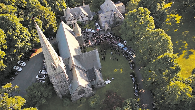 Drones podem ser barulhentos, mas alguns fotógrafos de casamento os utilizam para várias fotos tiradas à distância. Parker Gyokeres utilizou um drone em um casamento em Cold Spring, Nova York, em junho | Parker Gyokeres/Propellerheads Aerial Photography