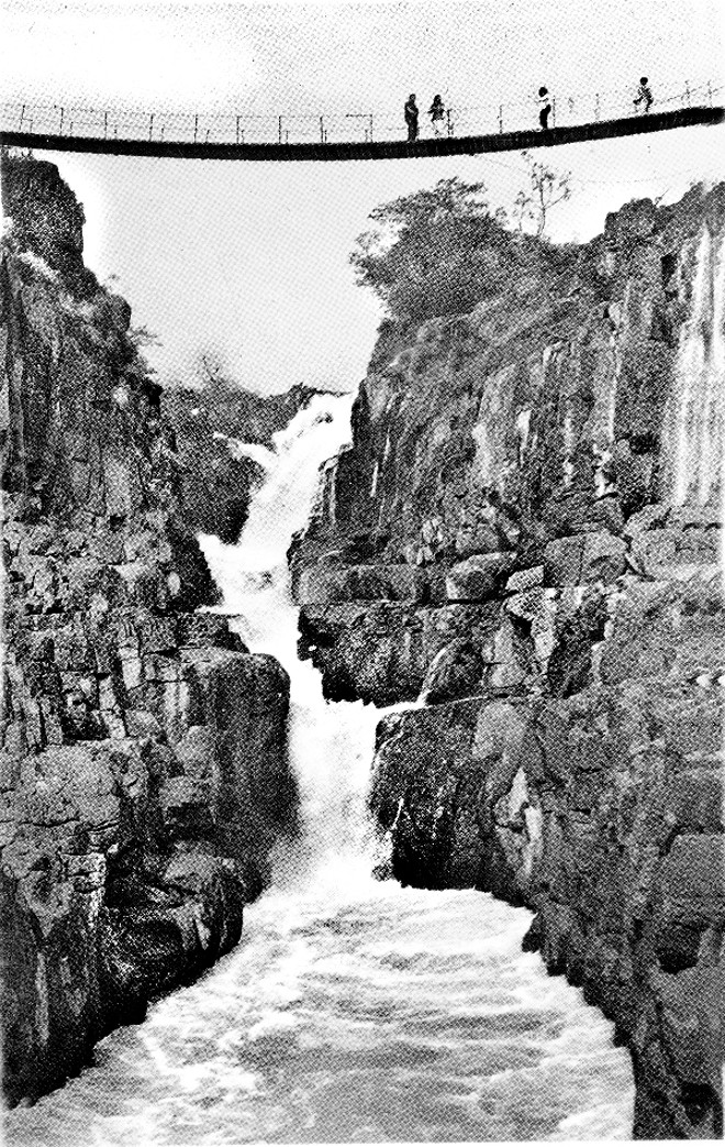 Foto de um detalhe das Sete Quedas no Rio Paraná. Hoje sob as águas da represa de Itaipu |