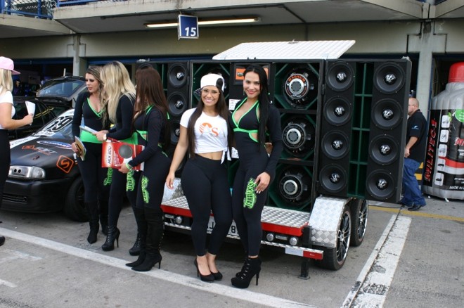 As modelos dividiram com as pin-ups os olhares curiosos | 