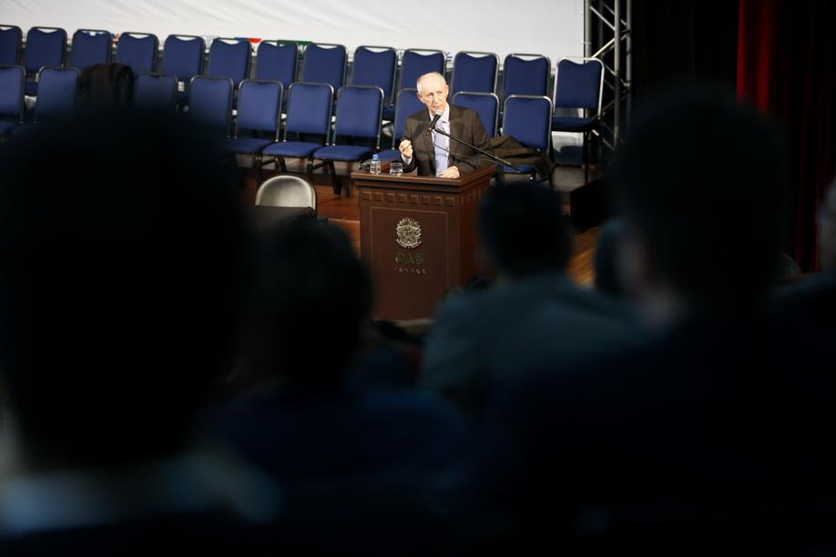 Adalberto Pasqualoto, professor de direito da PUCRS, durante a V Conferência Estadual dos Advogados, realizada no centro de convenções da FIEP, em Curitiba | Henry Milleo / Agência de Notícias Gazeta do Povo