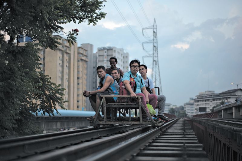 Congestionamentos em Manila representam perda anual de US$20 bilhões para a economia. Bonde elétrico em antiga linha | Jes Aznar para The New York Times