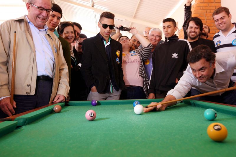 Aécio "matou" a bola 13, número do PT, em Botucatu, no interior de São Paulo | Divulgação