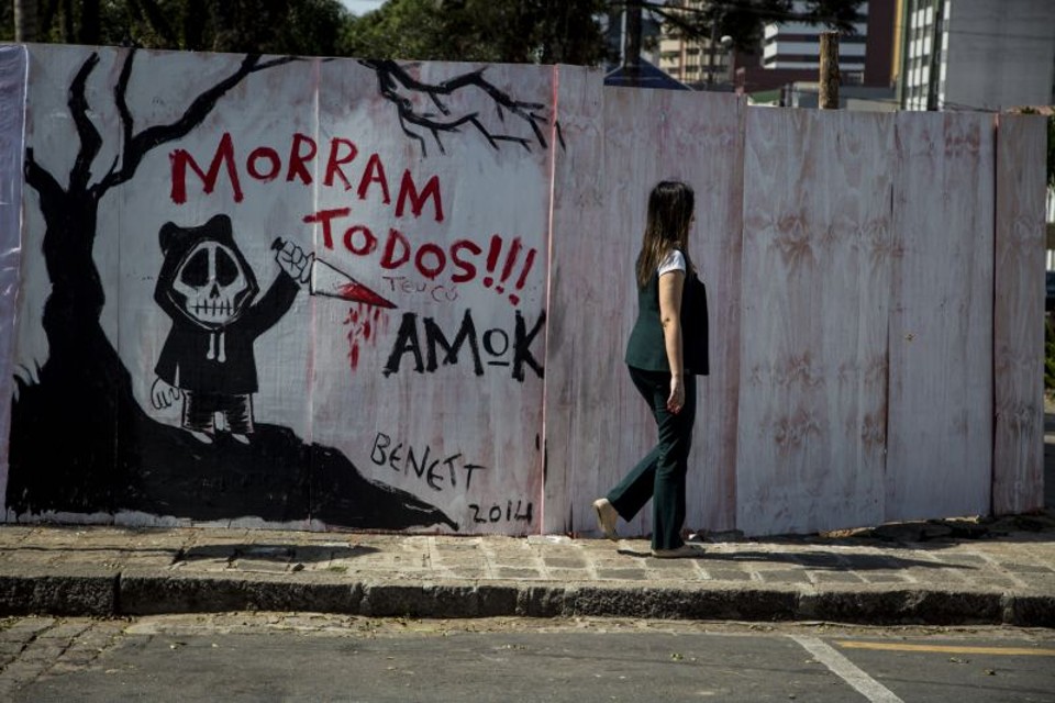 Painel artístico de Benett, agressivo para alguns empresários da região, sumiu na noite de sábado e só reapareceu ontem | Henry Milléo/ Gazeta do Povo