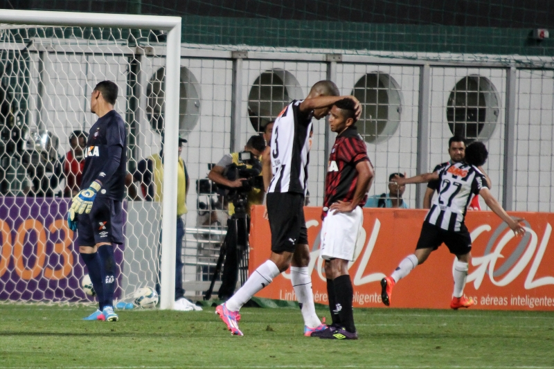O volante Deivid é confortado por Leonardo Silva depois de liquidar a fatura a favor do Atlético-MG no Independência | Dudu Macedo/ Fotoarena/ Folhapress