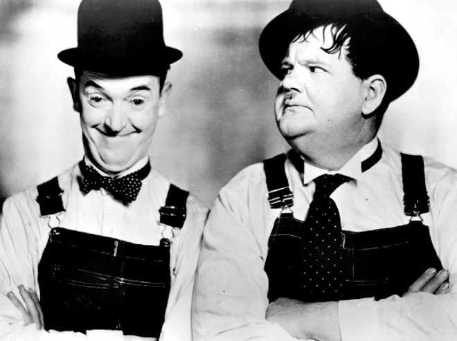 Gordo e o Magro: Laurel e Hardy viraram representantes da sitcom, a comédia de situações, no cinema. A dupla alcançou a fama ainda no cinema mudo, na década de 1920, e realizou uma transição natural para os filmes sonoros, ao contrário de outros artistas do período. Apesar de terem deixado a tela nos anos 1940, eles continuaram atuando no teatro até a metade de 1950. |