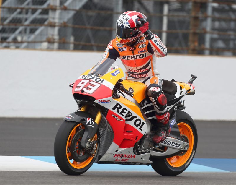 Marc Márquez comemora a décima vitória em dez corridas na MotoGP, em Indianápolis: imbatível. | EFE/Steve C. Mitchell