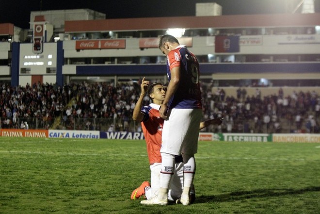 Tiago Alves comemora seu gol com Giancarlo | 