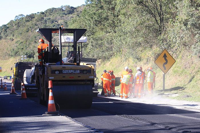 Operários trocam o asfalto do trecho da BR-277 perto de São Luiz do Purunã | Ivonaldo Alexandre/Agência de Notícias Gazeta do Povo