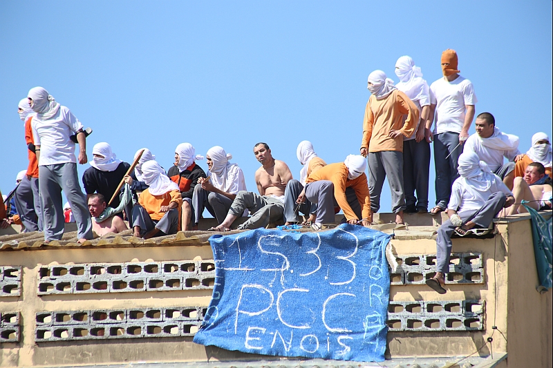 Presos utilizam faixas nas quais constam as iniciais da facção criminosa Primeiro Comando da Capital (PCC) | Marcelino Duarte/ Agência de Notícias Gazeta do Povo