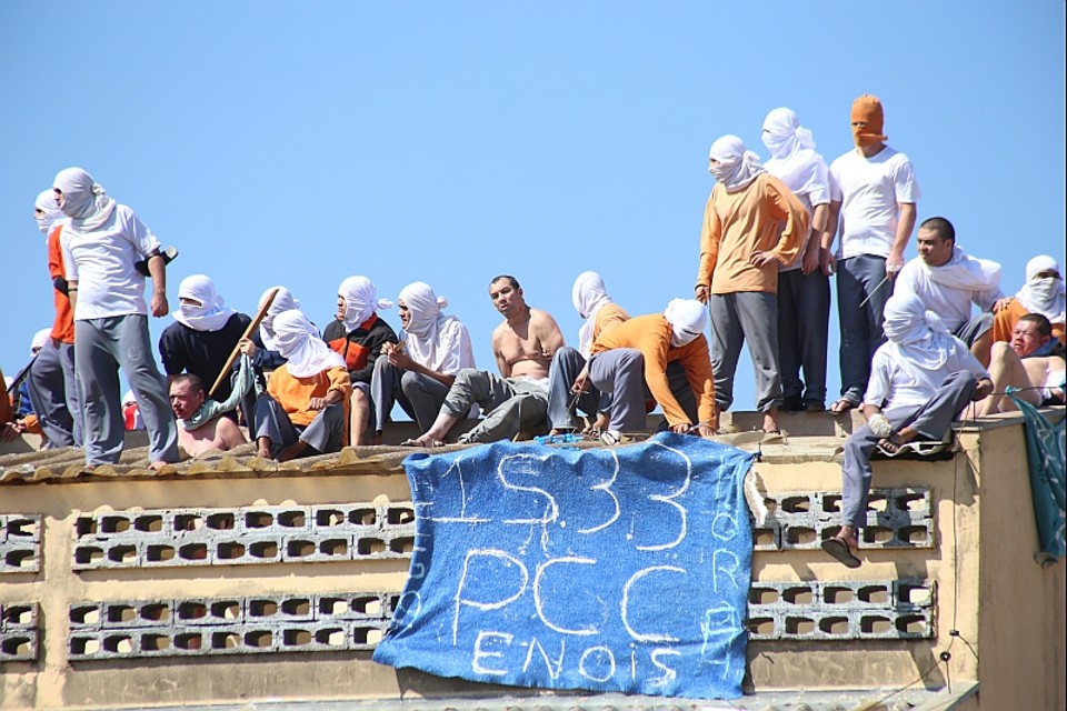 Presos utilizam faixas nas quais constam as iniciais da facção criminosa Primeiro Comando da Capital (PCC) | Marcelino Duarte/ Agência de Notícias Gazeta do Povo