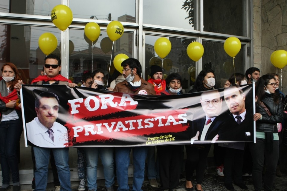 Manifestantes tomaram  a frente do prédio da Reitoria, em Curitiba, para tentar impedir a votação da adesão do HC à Ebserh | Aniele Nascimento/Gazeta do Povo