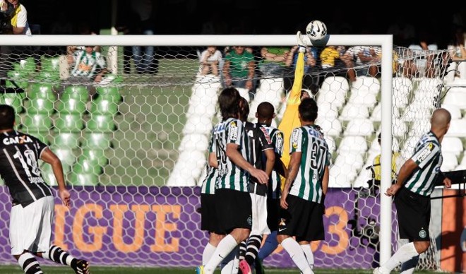 Vanderlei salta para salvar o gol do Coritiba contra o Corinthians | 