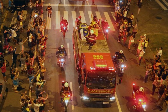 Bombeiros trasladam corpo de Eduardo Campos pelas ruas de Recife, durante a madrugada |