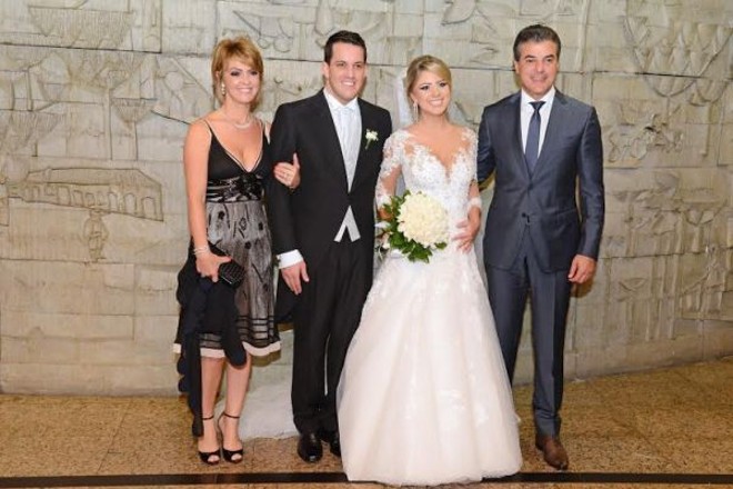 Os noivos entre a primeira-dama Fernanda Richa e o governador Beto Richa |