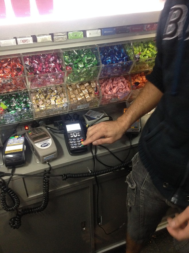 Máquina de recarga de passagens de ônibus é semelhante às utilizadas para passar cartões de crédito e débito |