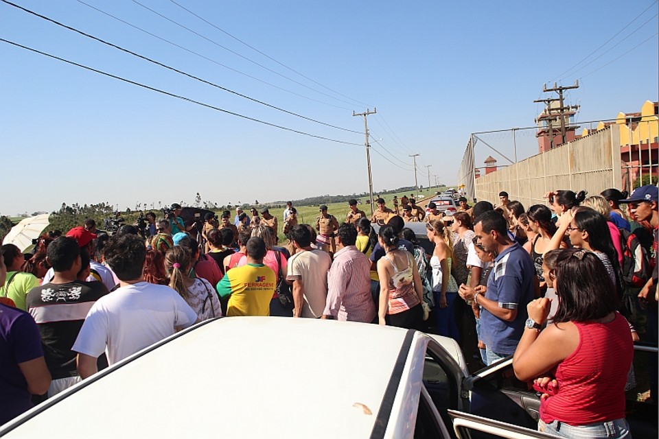 Centenas de familiares de detentos ficaram durante todo o dia em frente ao presídio em busca de informações sobre os presos | Marcelino Duarte/ Agência de Notícias Gazeta do Povo