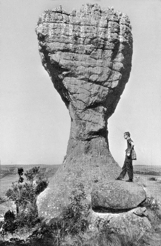 A formação denominada Taça, em Vila Velha. Ao seu pé, o fotógrafo José Kalkbrenner Filho |