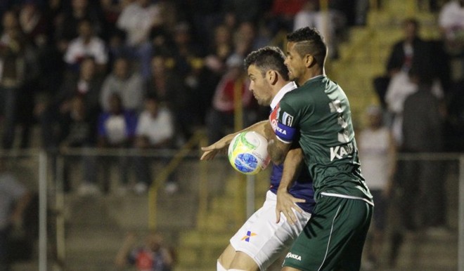 O zagueiro Naylhor marca o atacante Giancarlo do Paraná | 