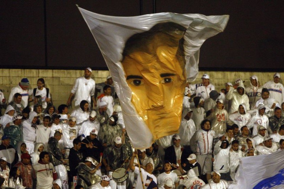 Bandeira da torcida do Paraná homenageia Diego Gonciero, assassinado em 2012 em uma festa da organizada Fúria Independente | Henry Milléo / Gazeta do Povo