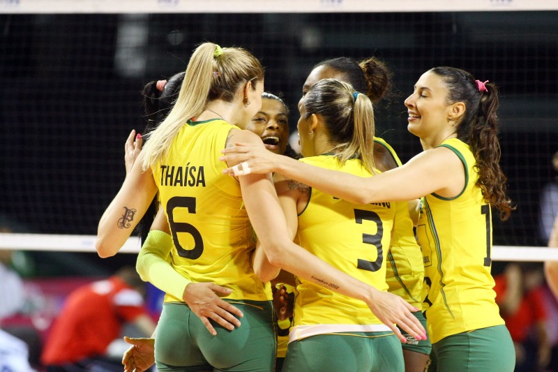 Jogadoras do Brasil comemoram vitória sobre a Bélgica no Grand Prix de vôlei | Divulgação / FIVB