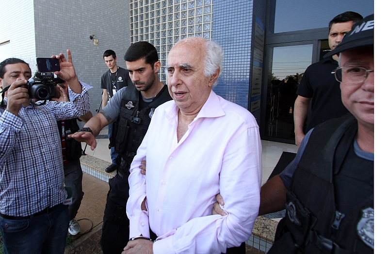 Quando estava entrando na viatura, médico condenado por 52 estupros e atentado violento ao pudor disse que "a Justiça é quem vai provar alguma coisa" | Christian Rizzi / Agência de Notícias Gazeta do Povo