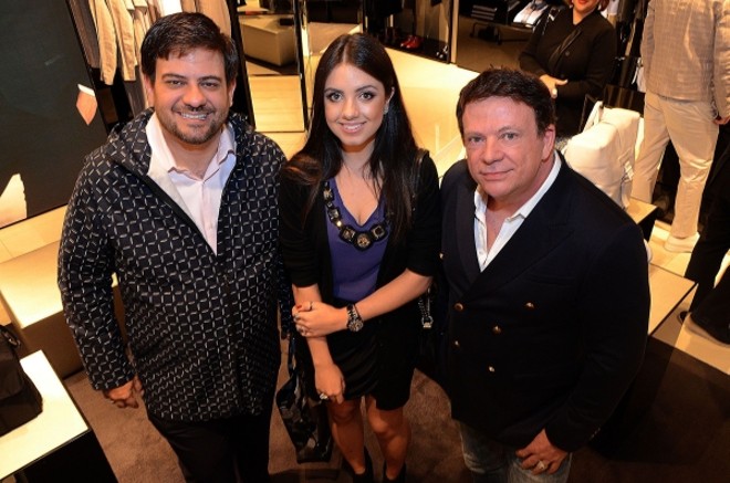 O colunista Bruno Astuto, que falou sobre a história e o glamour da casa Armani, com Manoella Taques e Eliseu Portugal, ontem, no lançamento da coleção outono-inverno 2014-2015 da Emporio Armani |