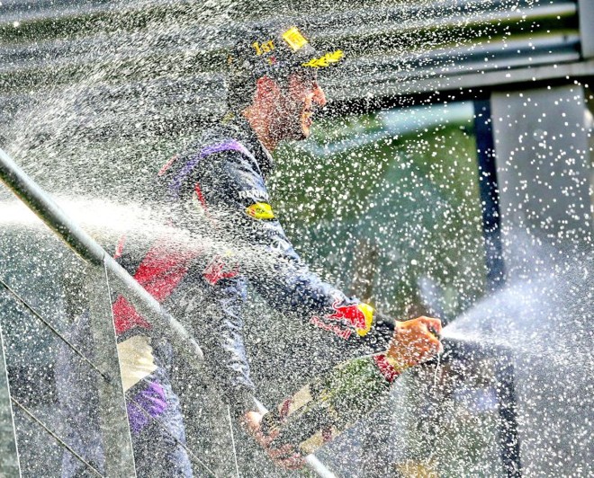 Daniel Ricciardo comemora vitória na Bélgica com banho de champanhe no pódio | 