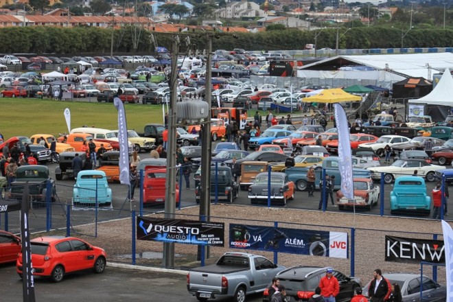 O estacionamento do autódromo ficou lotado de veículos para exposição |